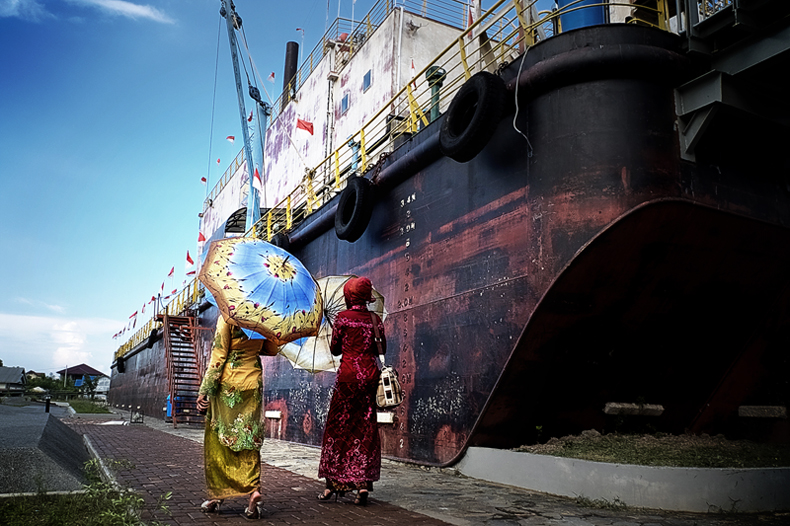 5 Bargevisitors2_red